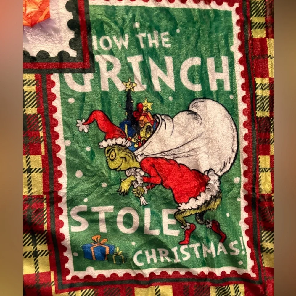 Dr. Seuss The Grinch Holiday Throw Blanket – Green/Red Plaid